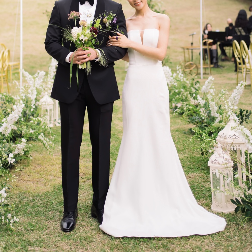 Preowned alessandra rinaudo wedding dress -